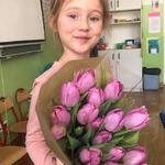 dziewczynka z różowymi tulipanami.jpg