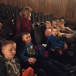 dzieci czekają na film w sali kinowej.jpg