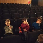 chłopcy siedzą w sali kinowej czekając na film.jpg