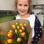 dziewczynka trzyma bukiet zółtych tulipanów.jpg