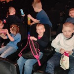 dzieci siedzą w sali kinowej.jpg