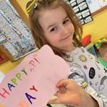 dziewczynka trzyma kartkę z napisem Happy Pi Day — kopia.jpg