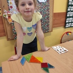 dziewczynka i układanka tangram wzór kot — kopia.jpg