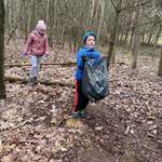 chłopiec i dziewczynka sprzątają las.jpeg