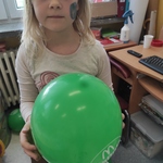 dziewczynka z zielonym balonem i Ziemią namalowaną na policzku.jpg
