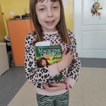 dziewczynka trzyma ulubioną książkę.jpg