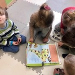 pięcioro dzieci siedzi na podłodze oglądając książki.jpg