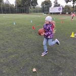 4. Dziewczynka biegnie z piłką w rękach.jpg
