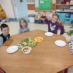 3. uczniowie siedzą przy stole przed wykonaniem szaszłyków.jpg