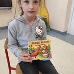 dziewczynka prezentuje przeczytaną książkę.jpg