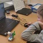 uczeń programuje wiatrak z klocków lego.jpg