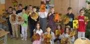 uczniowie klasy 4a z jesiennymi inspiracjami.jpg