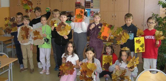 uczniowie klasy 4a z jesiennymi inspiracjami.jpg