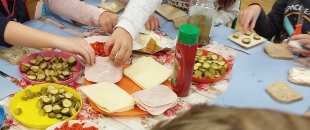 uczniowie klasy 3a przygotowujący swoje własne tosty..jpg